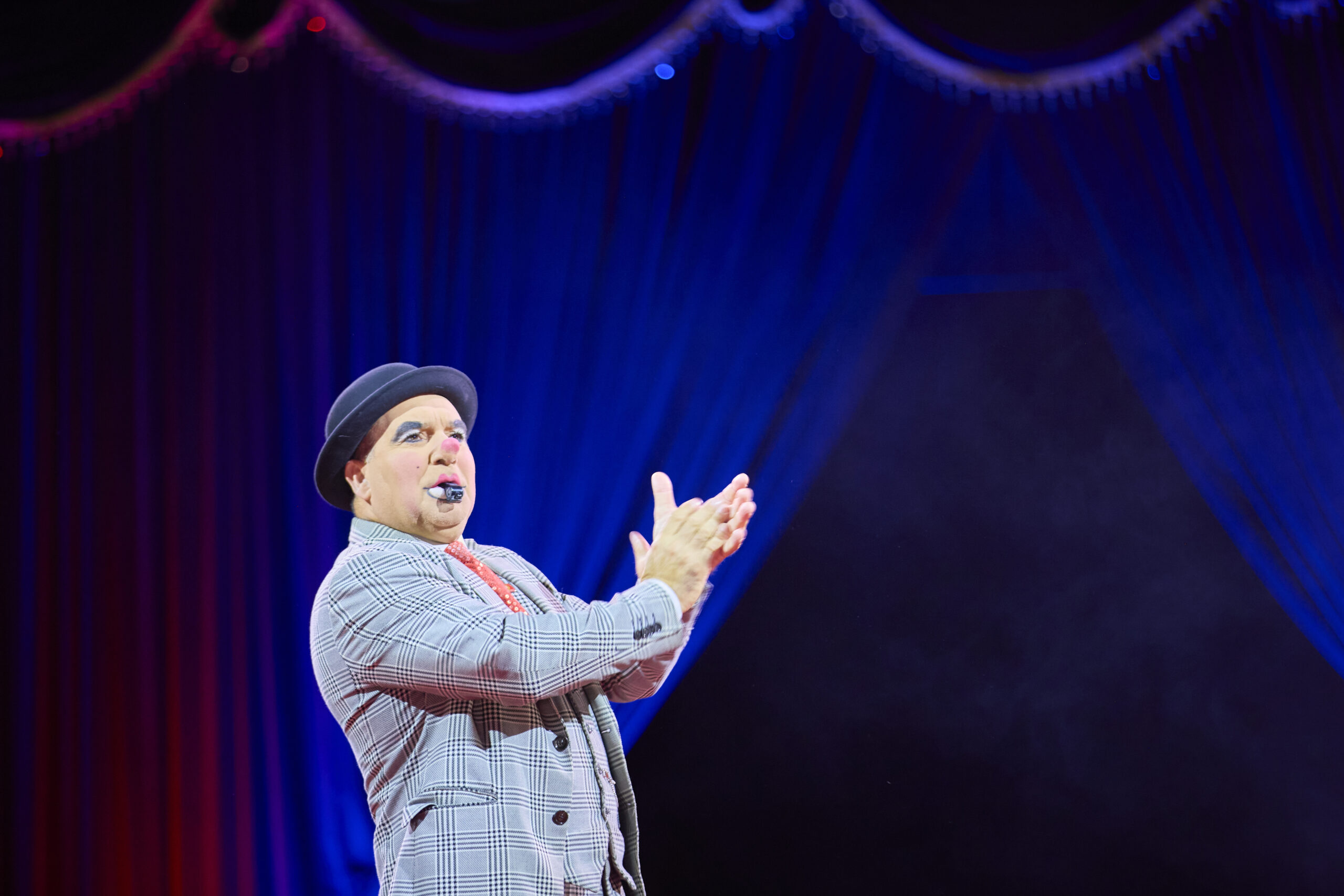 Angelo the Clown clapping his hands. Angelo the Clown clapping his hands.